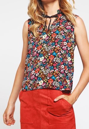 Blomsterprintet ærmeløs bluse med sort baggrund, med flerfarvede blomster og snøreknyt ved den smalle halsudskæring. Blødt stof og afslappet pasform.