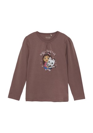 Chemise marron à manches longues pour enfants avec une fille cartoon qui serre un chat blanc et texte "Hug-tastic" sur le devant.