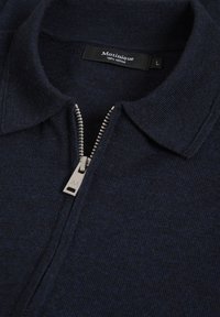 Maglione blu scuro in lana merino con cerniera, collo e cerniera argentata, con etichetta taglia L cucita all'interno del colletto.