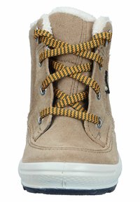 Beige Wildleder-Ankle-Boots mit einem flauschigen weißen Kragen, gelb und grün geflochtenen Schnürsenkeln, silbernen Ösen und einer weißen Gummisohle mit strukturiertem Grip.