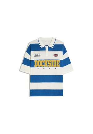 Blau-weiß gestreiftes Poloshirt mit kurzen Ärmeln, gelbem "DOCKSIDE CREW" Text und kleinen schwarzen und roten Aufnähern auf der Brust.