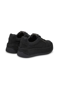 Sneaker neri con tomaia testurizzata caratterizzata da piccoli accenti metallici, suola a piattaforma rialzata e design con punta arrotondata con chiusura a lacci.