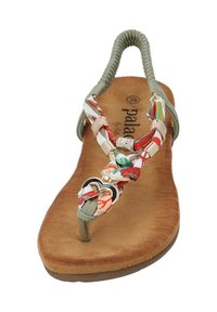 Groene platte sandaal met een gevlochten band, voorzien van decoratieve veelkleurige stofdetails en een hartvormige metalen accent op de teenpost.