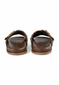 Brune slide sandaler med en tekstureret overdel og detaljer i guldfarvet hardware. Flad sål lavet af glat materiale, der fremhæver et minimalistisk design.