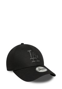 Cappellino da baseball nero con corona strutturata, visiera curva, dotato di un logo "LA" testurizzato in nero sulla parte anteriore e di una fascia regolabile.