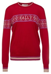 Suéter rojo de punto con una banda horizontal en púrpura y crema que incluye el texto "BALLY", patrones decorativos y detalles a rayas en los puños y el dobladillo.