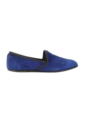 Chausson plat en daim bleu avec bordure noire et petit talon, vu de côté sur fond blanc.