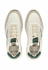 Baskets blanches en cuir avec des panneaux perforés, des accents bleu clair, une semelle beige et des lacets crème. Comprend une étiquette de marque verte sur la languette.