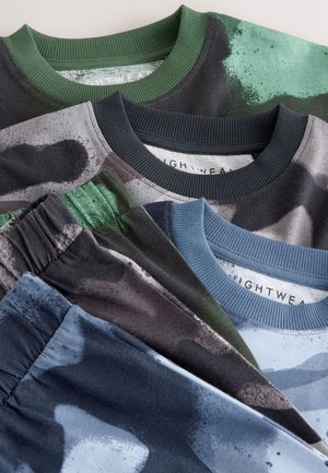 Različiti komadi ležerne odjeće od mekanog tkanja s apstraktnim uzorcima. Boje uključuju tamno zelenu, plavu i sivu. Imaju rebraste ovratnike i elastične pojaseve.