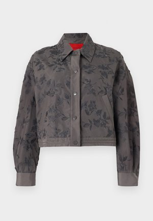 Veste grise raccourcie avec broderies florales, dotée d'un col, d'une fermeture à pression et de poignets en ruban.