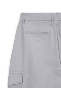 Pantaloni cargo grigi chiari in twill di cotone, con vita piatta, tasche laterali e una singola tasca posteriore con apertura orizzontale.