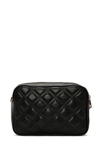 Bolso de cuero negro acolchado con forma rectangular, que cuenta con cierre de cremallera y detalles en metal dorado. Textura suave con patrón de diamantes.
