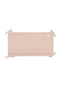 Tour de lit en coton de couleur rose doux avec des points texturés, comportant des liens à chaque extrémité pour un attachement sécurisé et une discrète étiquette de logo.