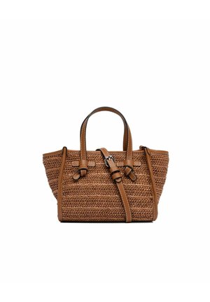 Sac à main tressé marron avec deux poignées et une bandoulière réglable à boucle, avec des détails de bordure en cuir cousu.