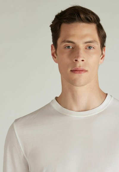 Weißes Langarmshirt mit rundem Halsausschnitt, glattem Stoff und taillierter Passform. Keine sichtbaren Logos oder Muster.