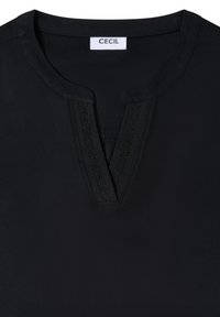 Czarny top z dekoltem w kształcie litery V i ozdobnym, teksturowanym obszyciem. Wykonany z gładkiej tkaniny, z metką "CECIL." Prosta konstrukcja.