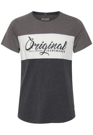 Camiseta de manga corta con cuello redondo, que presenta bloques de color gris oscuro y blanco, y un texto en negrita negro que dice "Original Built in Blue Jeansmaker."
