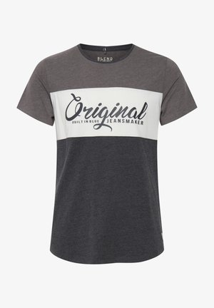 Lühikeste varrukatega T-särk ümmarguse kaelusega, tumeda halli ja valge värviplokkidega, millel on julge must tekst "Originaal ehitatud sinistes teksastes".