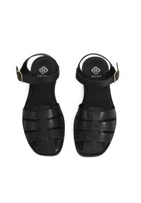 Schwarze Sandalen mit einem strukturierten Muster, ausgestattet mit horizontalen Riemen und einem geschnallten Knöchelriemen. Glatte Oberfläche und offenes Zehen-Design.