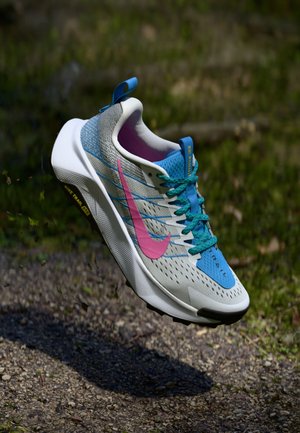 REACTX WILDHORSE 10 - Zapatillas de trail running - white/playful pink/black/university blue/dusty cactus/lightening