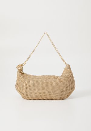 Zlatá síťovaná taška s oblým tvarem a řetízkovým popruhem. Materiál má texturovaný, metalický povrch s pevnou siluetou.