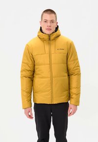 Gelbe Steppjacke mit hohem Kragen, durchgehendem Reißverschluss und schwarzen Akzenten. Verfügt über ein gestepptes Design und ein Logo auf der linken Brustseite.