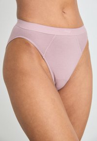 Lys mauve full-cut truse med myk elastisk midje, glatt stoff og subtile sømdetaljer. Behagelig passform designet for daglig bruk.