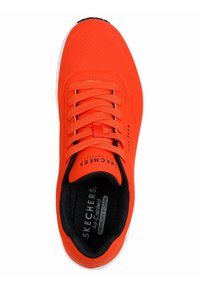 Orangene Sport Schuhe mit perforiertem Obermaterial, strukturierten Schnürsenkeln, schwarzem Innenraum und einer weißen Sohle. Mit "Skechers Air-Cooled Memory Foam".