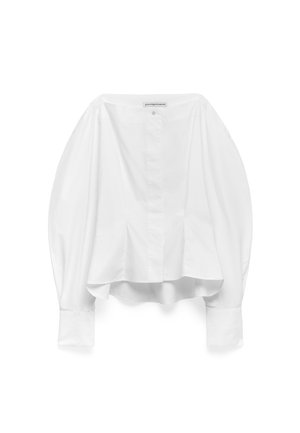 Camicia bianca, maniche lunghe, forma a pallone alta e arrotondata, chiusura frontale con bottoni, tessuto di cotone liscio, polsini texturizzati. L'orlo posteriore è curvato.