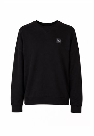 Musta pitkähihainen paita pyöreällä kaula-aukolla, vasemman yläosan rinnassa pieni EA7 Emporio Armani -logopläjäys, resorit hihansuissa ja helmassa.