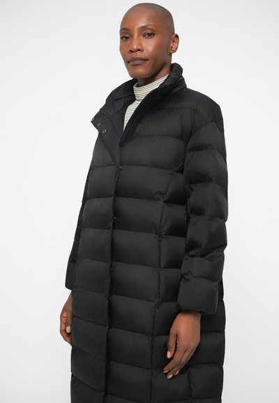 Črna pufasta jakna z dolgim, prešitm dizajnom, visokim ovratnikom in gumbno zapenjanjem. Gladka tekstura s lahko, izolirano občutkom.