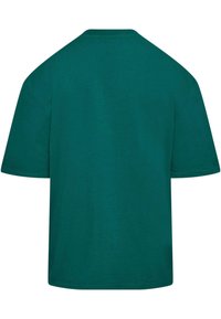 Camiseta de algodón teal con un corte relajado, mangas cortas y cuello redondo. Textura suave, sin patrones ni acentos visibles en la parte posterior.