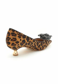 Décolleté con stampa leopardata con punta affusolata, superficie texturizzata, una decorazione sul davanti e un tacco conico in tono dorato.