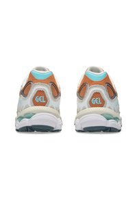 Scarpa con tomaia in rete bianca, dettagli in suede arancione, particolari blu e branding GEL. Presenta una superficie testurizzata e un tallone ammortizzato.