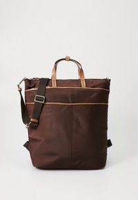 Borsa shopper in tessuto marrone con dettagli in pelle, dotata di manici superiori, tracolla removibile e chiusura con zip.