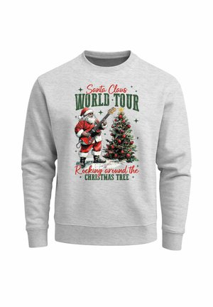 Grauer Pullover mit einem Motiv von Santa, der Gitarre neben einem geschmückten Weihnachtsbaum spielt. Der Text lautet "Santa Claus World Tour."