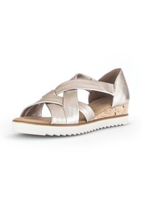 Metalen rosegouden sandalen met gekruiste bandjes, kurken wiggenhak en witte rubberen zool met een zigzagprofiel voor grip.