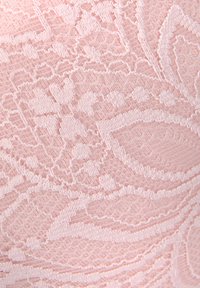 Vaaleanpunainen pitsikangas, jossa on kukkakuoseja, hieno rakenne ja monimutkainen yksityiskohtaisuus. Pehmeä, herkkä ulkonäkö, jossa on sileä pinta.