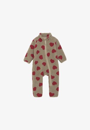 Beige Fleece-Overall mit roten Herzmustern, ausgestattet mit langen Ärmeln und einem Reißverschluss vorne. Weicher, strukturierter Stoff.
