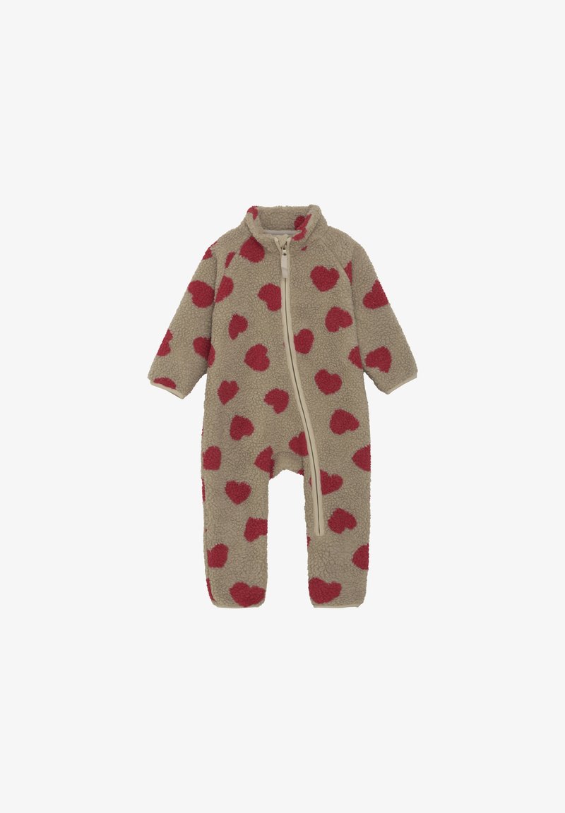Beżowy kocykowy kombinezon z czerwonymi wzorami serc, z długimi rękawami i zapięciem na zamek z przodu. Miękka, teksturowana tkanina.