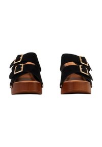 Sandales noires à double lanière avec boucles dorées et semelles compensées marron, vues de face sur un fond blanc.