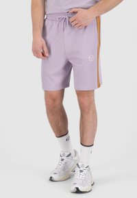 Pantaloncini sportivi lilla con cintura elastica e coulisse. Presentano strisce laterali arancioni e un logo bianco sulla coscia sinistra.