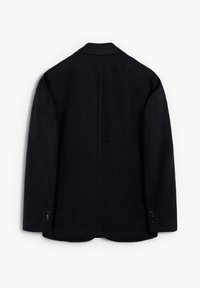 Blazer de lana negra con mangas largas y detalles de botones en los puños, visto desde atrás sobre un fondo blanco liso.