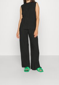 Vero Moda Petite Tygbyxor - black