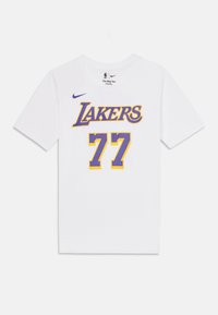 Vit bomull t-shirt med "LAKERS" i lila och "77" i gult med lila detaljer, samt Nike-logotypen på vänster axel.