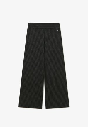 Schwarze Schlaghosen mit dünnen weißen vertikalen Nadelstreifen und hohem Bund vor weißem Hintergrund.