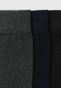 Tre paia di calzini di cotone in grigio scuro, blu navy e nero, con polsini a costine e trama liscia.
