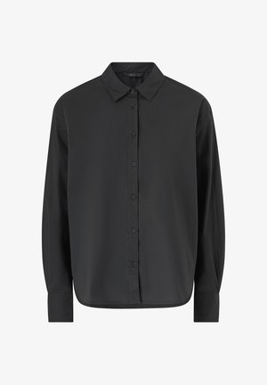 Langærmet sort skjorte med knapper, spids krave og manchetter, ensfarvet design, vist mod hvid baggrund.