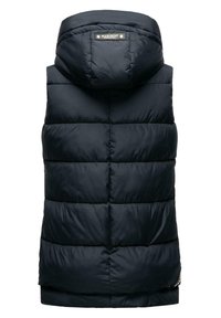 Gilet rembourré marine avec capuche, présentant des sections matelassées, une étiquette de logo au niveau du cou et une texture lisse et isolante.