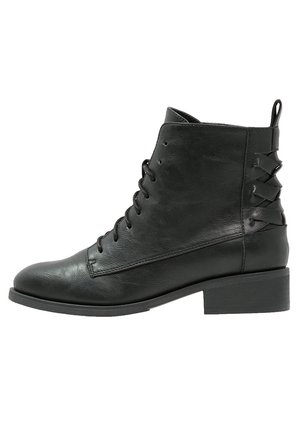 Bottine en cuir noir à lacets avec un petit talon bloc et des détails tissés décoratifs à l'arrière.